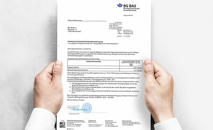 Hände halten das BG BAU Dokument Unbedenklichkeitsbescheinigung.
    