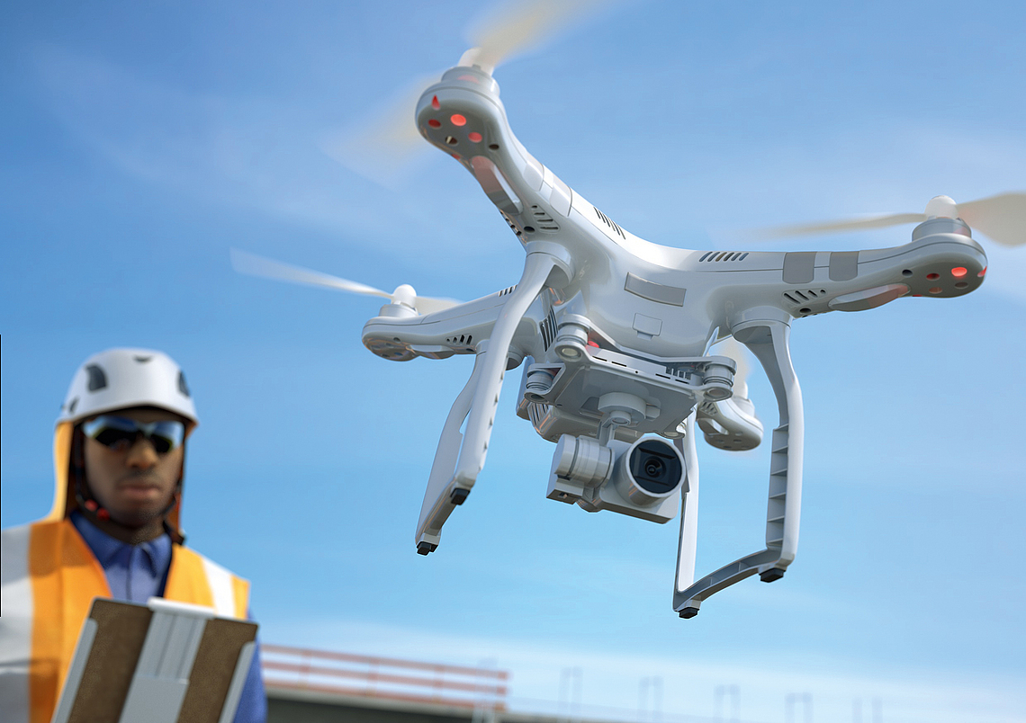 Eine Person steuert ein unbemanntes Luftfahrtsystem (UAS).
    