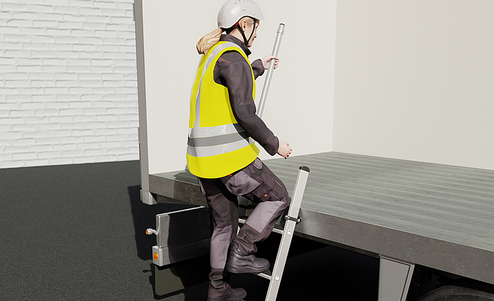 Eine Frau in Arbeitskleidung mit Schutzhelm und Warnweste steigt auf einer Stufenanlegeleiter in den Frachtraum eines Lkw.
    