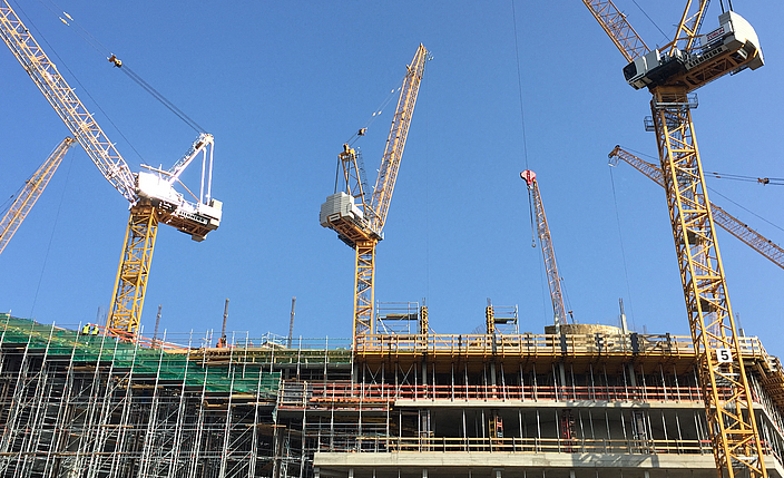 Baustelle mit Baukränen
    