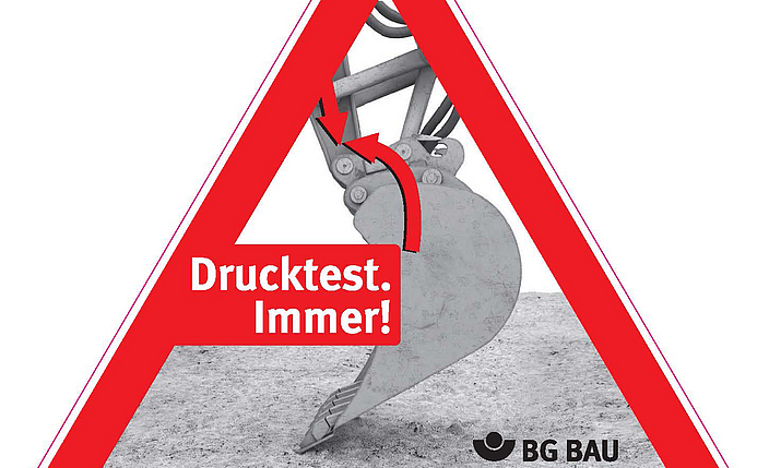 Aufkleber „Drucktest. Immer!“ beim Bagger.
    