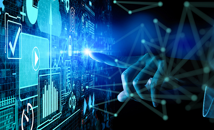 Eine Hand berührt ein Hologramm-Screen, Prozessmanagement für die Geschäftsdatenanalyse mit KPI-Finanzdiagrammen sowie automatisiertem Marketing-Dashboard.
    