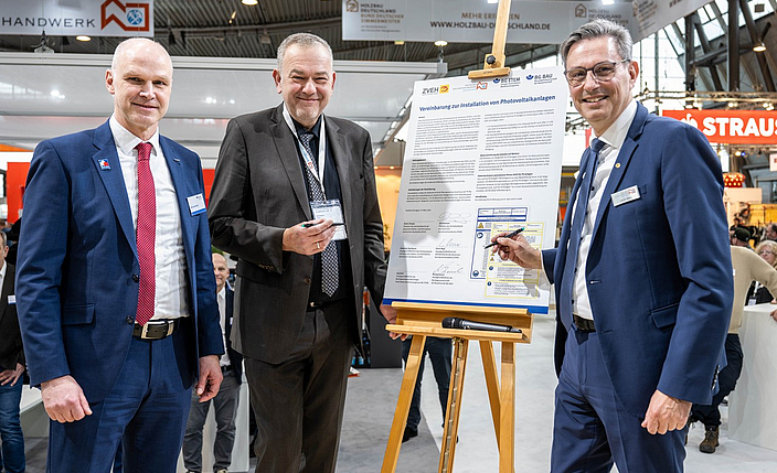 Michael Kirsch, Hauptgeschäftsführer BG BAU, Dirk Bollwerk, ZVDH-Präsident und Ulrich Marx, Hauptgeschäftsführer ZVDH unterschreiben die Vereinbarung zur sicheren Installation von Photovoltaikanlagen.
    