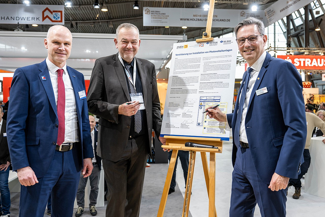 Michael Kirsch, Hauptgeschäftsführer BG BAU, Dirk Bollwerk, ZVDH-Präsident und Ulrich Marx, Hauptgeschäftsführer ZVDH unterschreiben die Vereinbarung zur sicheren Installation von Photovoltaikanlagen.
    